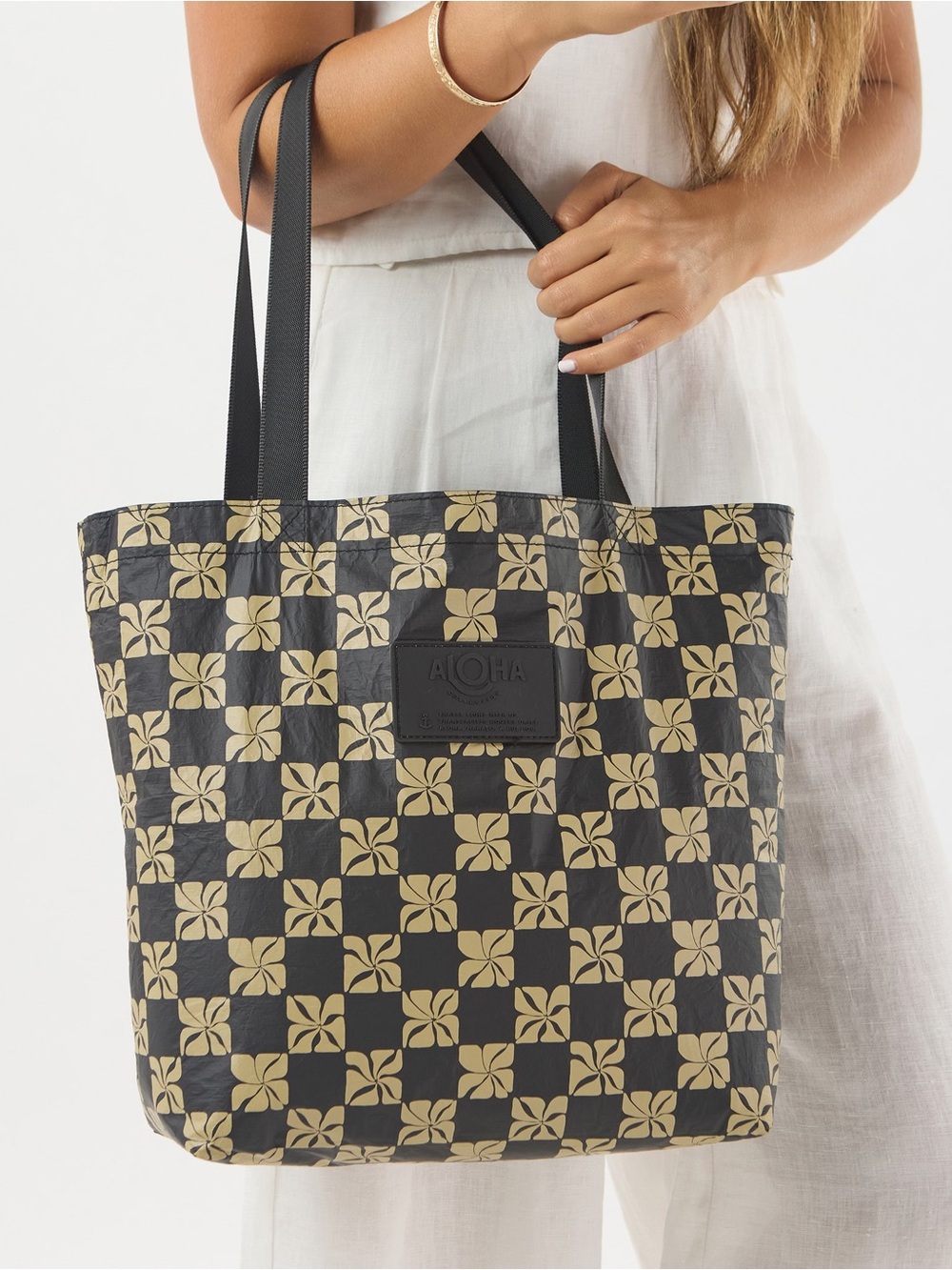 NWT ALOHA Collection Reversible Tote Pua Check Frappe on Black Splash-Proof